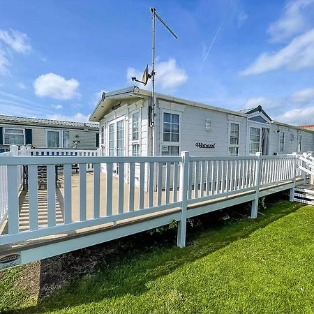 Lovely Caravan With Large Decking At Naze Marine Holiday Park Ref 17306Br Walton-on-the-Naze Esterno foto