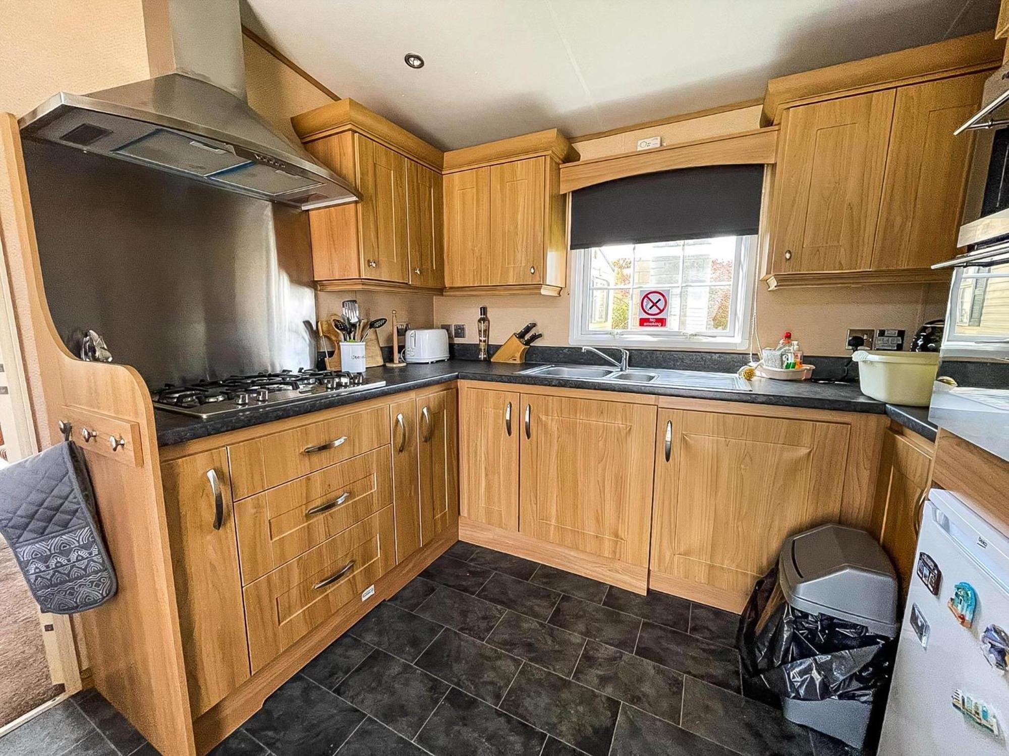 Lovely Caravan With Large Decking At Naze Marine Holiday Park Ref 17306Br Walton-on-the-Naze Esterno foto